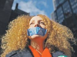 Una mujer protesta fuera del Senado de Estados Unidos, contra la iniciativa a favor de los derechos reservados. AFP  /
