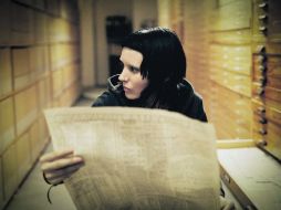 La actriz Rooney Mara da vida a la joven Lisbeth Salander, piedra angular de la historia. ESPECIAL  /
