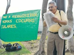 Alrededor de 40 maestros realizaron ayer un plantón frente al Congreso del Estado, sin afectar la circulación vehicular.  /