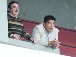 El directivo Francisco Ibarra y el estratega Omar Asad observan la práctica vespertina de Estudiantes Tecos.  /