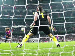 El defensa del Barcelona, Puyol (c) remata ante el portero del Real Madrid, Íker Casillas, para marcar el primer gol catalán. REUTERS  /
