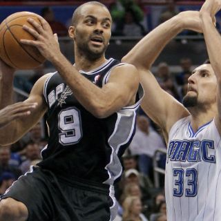 Spurs y Nuggets frenan a Magic y Sixers