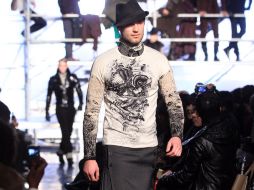 Negro, blanco y gris en abundancia con algunas notas de naranja invadieron una pasarela. AFP  /