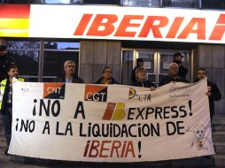Los trabajadores protestan por la creación de la filial de bajo costo Iberia Express, creen que causará despidos. REUTERS  /