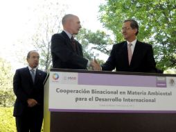 Thomas Delaney, consejero para el Desarrollo de la Embajada de EU y el secretario del Medio Ambiente, Juan Rafael Elvira. EL UNIVERSAL  /