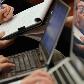 Anonymous hackea webs de Gobierno EU y Universal Music