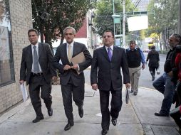 Los precandidatos a la gobernatura del DF llegando a la reunión donde se dieron a conocer las cifras. EL UNIVERSAL  /