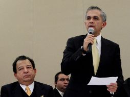 Miguel Mancera (d) reconoció a sus compañeros aspirantes a la candidatura. NTX  /