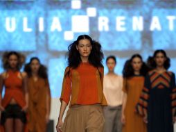 El color tomó la pasarela con el turno de los diseños de Julia y Renata, las hermanas tapatías. EFE  /