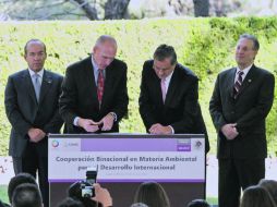 El Presidente (i) atestigua la firma del Memorándum de Entendimiento para la Cooperación en Materia de Medio Ambiente. NTX  /