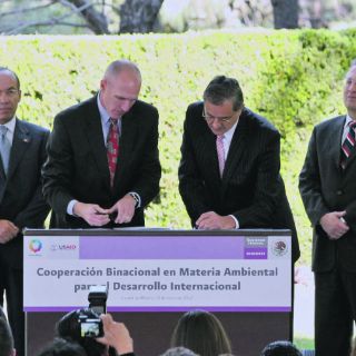 Rarámuris necesitan medidas a largo plazo: Felipe Calderón