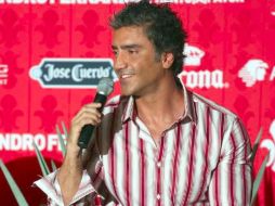 El tapatío guarda reposo a lado de su familia y pronto iniciará su terapia física para fortalecer su rodilla. ARCHIVO  /