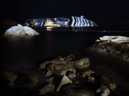 El Costa Concordia, encallado a raiz de la tragedia, guarda anécdotas increíbles del comportamiento de su capitán. AFP  /