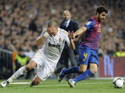 Pepe(izq) finge una falta durante el partido del miércoles anrte el Barcelona. REUTERS  /