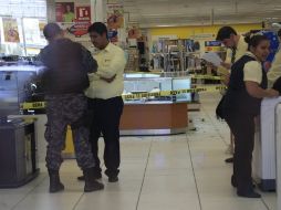 Los asaltantes rompieron algunas vitrinas en donde se encontraba la joyería.  /