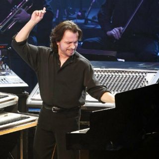 Adelanta Yanni un día el concierto que ofrecerá en México