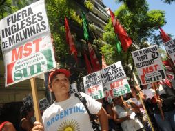 Cientos de personas pidieron frente a la embajada británica que Argentina rompa relaciones ya con Reino Unido. AFP  /