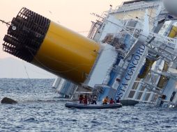 El capitán del crucero Costa Concordia dijo a una jueza que avisó a la naviera de la colisión contra las rocas minutos después. REUTERS  /