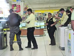 Un uniformado trabaja en el negocio afectado, que se ubica en la Avenida José María Iglesias y la calle de Bagdad.  /