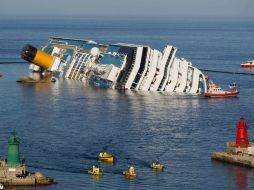 Buzos realizan perforaciones a la nave, que ha estado ladeada cerca del puerto de la isla de Giglio tras encallar en arrecife. REUTERS  /