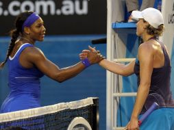 Serena Williams (izq) saluda a la húngara Greta Arn, tras vencerla en el partido de tercera ronda del Abierto de Australia. EFE  /