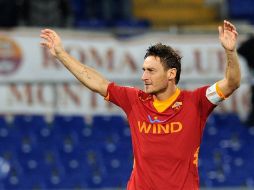 Francesco Totti celebra la primer anotación durante el partido de la Serie A del futbol italiano en el estadio Olímpico. AFP  /