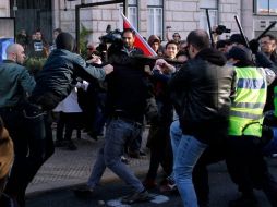 Policía anti-disturbios intervino para calmar ánimos y evitar mayores confrontaciones. REUTERS  /