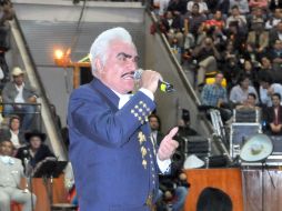 'Mientras el público siga apoyándome, estaré cantando hasta el último de mis días', declaró el Charro de Huentitán. NTX  /