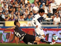 Martín Bravo trata de desbordar a la zaga de Rayados durante el partido. MEXSPORT  /