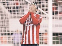 Marco Fabián lamenta la tercera derrota de Chivas en el Clausura 2012. MEXSPORT  /