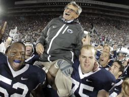 En total, Paterno guió a cinco equipos en temporadas invictas y sin empates. AP  /