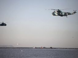 Barcos y helicópteros de rescate iraníes buscan las víctimas de un accidente en aguas del golfo Pérsico. EFE  /