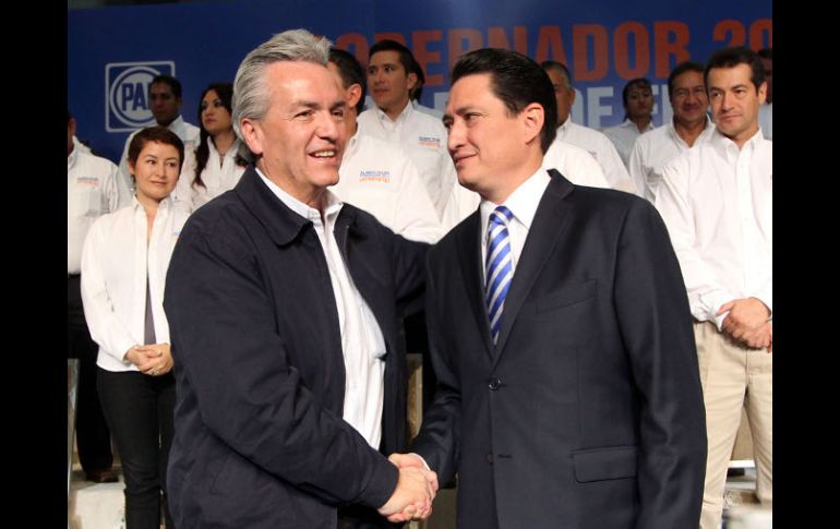 Alfonso Petersen (i) agradeció el apoyo de Alonso Ulloa (d).  /