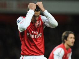 Robin van Persie lamenta la derrota del Arsenal ante el ManU. AFP  /