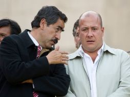 Enrique Alfaro Ramírez (d) con José Luis Sánchez hoy en la Plaza de Armas.  /