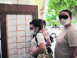 Mujeres se protegen del clima con cubrebocas. Salud recomienda abrigarse bien y consumir alimentos altos en vitamina C. EL UNIVERSAL  /