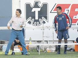 Héctor Real (izq.) dirigió ayer por la mañana su primera práctica como estratega interino del Rebaño.  /