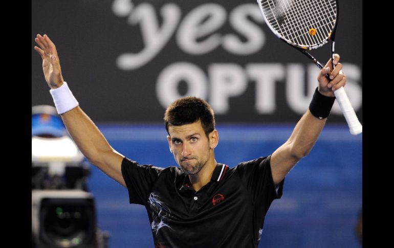 Novak Djokovic celebra después de derrotar a Hewitt durante su partido de cuarta ronda en el torneo de tenis Abierto de Australia. AP  /
