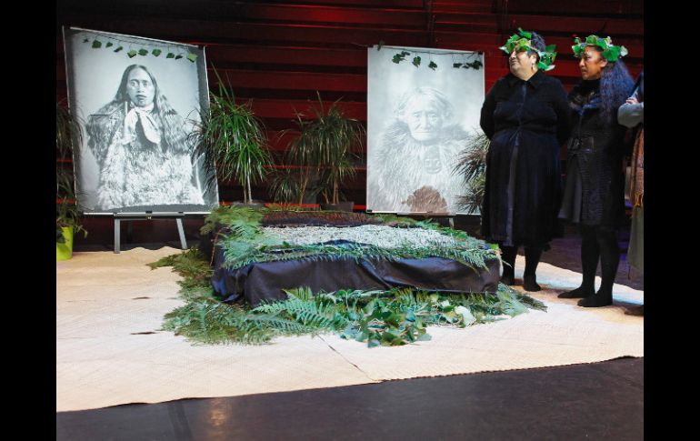 En una ceremonia plena de simbolismo, mujeres maoríes custodian las cabezas (cubiertas) de sus antepasados. AP  /