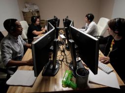 postproductores de video en plena labor. El éxito de YouTube ha llevado a nuevos estándares de calidad en los videos. AP  /