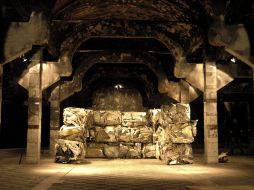 Fernando Sánchez compró, desarmó y prensó la chatarra del yate para realizar una pieza artística. EFE  /