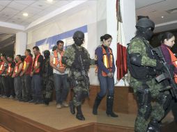 Soldados custodian los a diez detenidos que fueron presentados en Ciudad de México. NTX  /