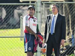 Jorge Vergara (derecha) visitó el campamento rojiblanco dos días consecutivos, previo a la derrota del fin de semana ante Tijuana.  /