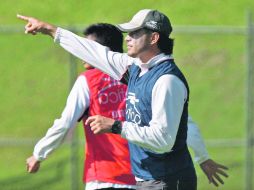 El timonel Juan Carlos Chávez dirige el entrenamiento de Atlas. MEXSPORT  /