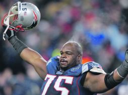 El liniero defensivo de los Patriotas de Nueva Inglaterra, Vince Wilfork, logró seis tacleadas el domingo ante los Cuervos. AP  /