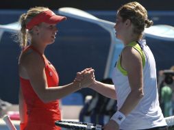 Clijsters (d) saluda a la Wozniacki (i) tras derrotarla en el partido de cuartos de final del Abierto de Australia. EFE  /
