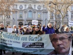 Varias decenas de personas se han concentrado esta mañana frente al Tribunal Supremo en apoyo al juez Baltasar Garzón. EFE  /