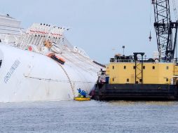 Buzos realizan hoy una inspección del crucero para poner en marcha su plan de extracción del combustible. EFE  /