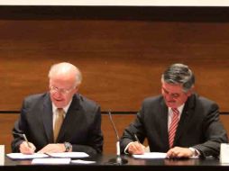 El rector de la UNAM, José Narro Robles, y el consejero presidente del IFE, Leonardo Valdés Zurita, firmaron el convenio. EL UNIVERSAL  /