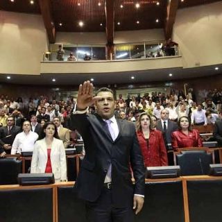 Reeligen a Álvarez Cibrián en medio de protestas